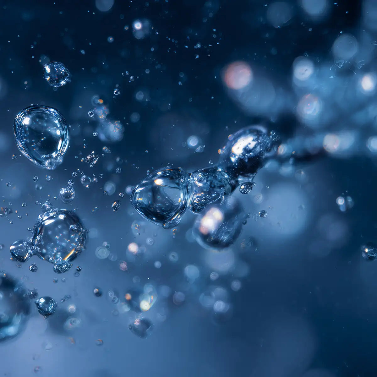 Close up blue micro droplets illustrating the low foam high stability performance of Oemeta NOVAMET 875 metalworking fluid